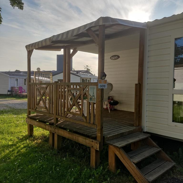 - une terrasse en bois avec un parasol sur le côté de la maison dans l'établissement Smart Home Paris mit Terrasse, Europapark, Rulantica 15min, à Boofzheim