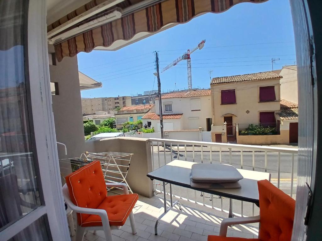 une vue d'un balcon avec une table et des chaises dans l'établissement Le balcon du Sud, au Grau-dʼAgde