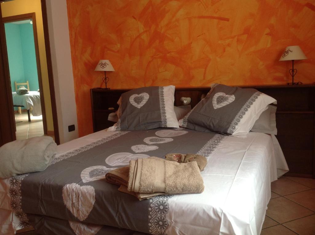 a bedroom with a bed with two towels on it at Matt Home in Verrès