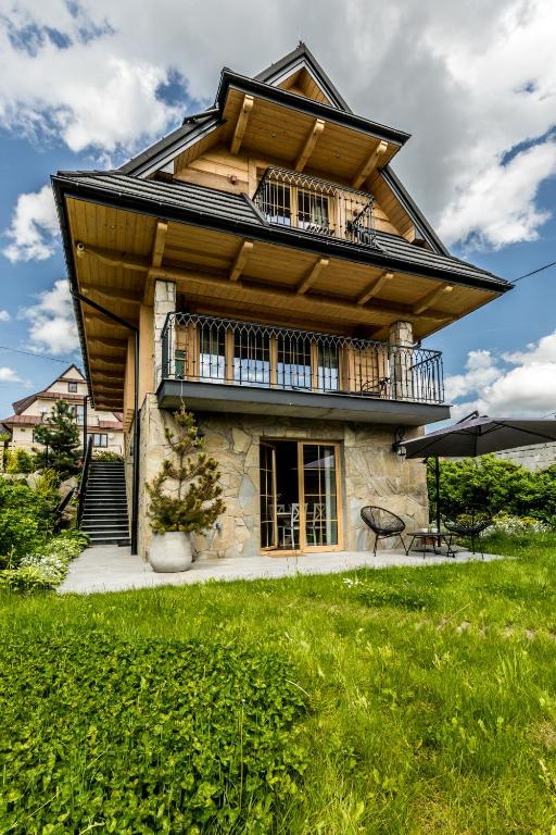 dom z dachem gambrel i patio w obiekcie Tylkowa CHata w mieście Kościelisko