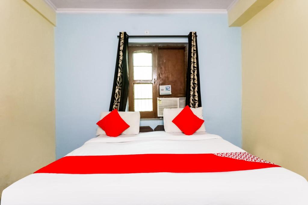 Postel nebo postele na pokoji v ubytování Hotel O Maurya Residency