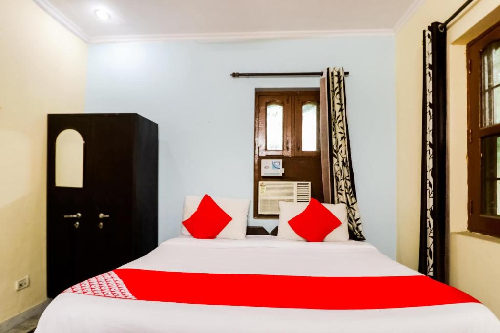 Postel nebo postele na pokoji v ubytování Hotel O Maurya Residency