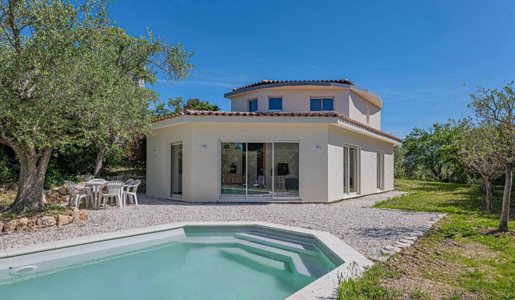 une maison avec une piscine devant dans l'établissement Villa 8 personnes, piscine, au calme, à Grasse
