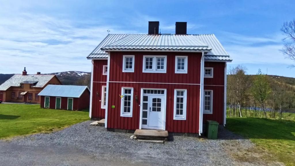 a red house with white windows and a roof at Medstugans Pilgrimsboende in Medstugan