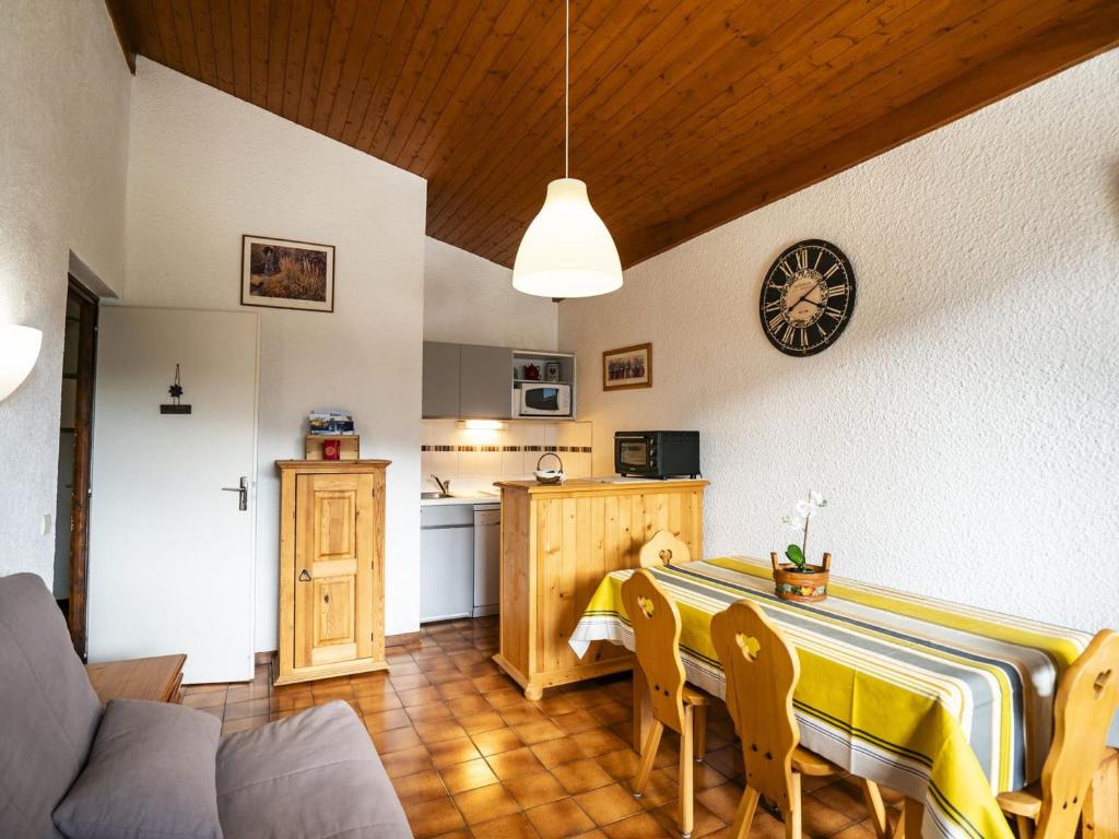un salon avec une table et une cuisine dans l'établissement Châtel - 2 Pièces, 5 Pers, Balcon, Parking, Proche Remontées, Exposé Sud/Ouest - FR-1-676-83, à Châtel