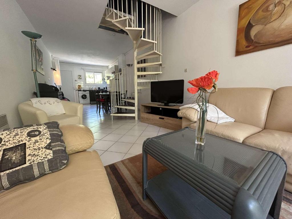 un salon avec un canapé et une table dans l'établissement Appartement 2 Ch, 6 Pers, Clim, Près Plage à Saint-Pierre-La-Mer - FR-1-229D-165, à Fleury