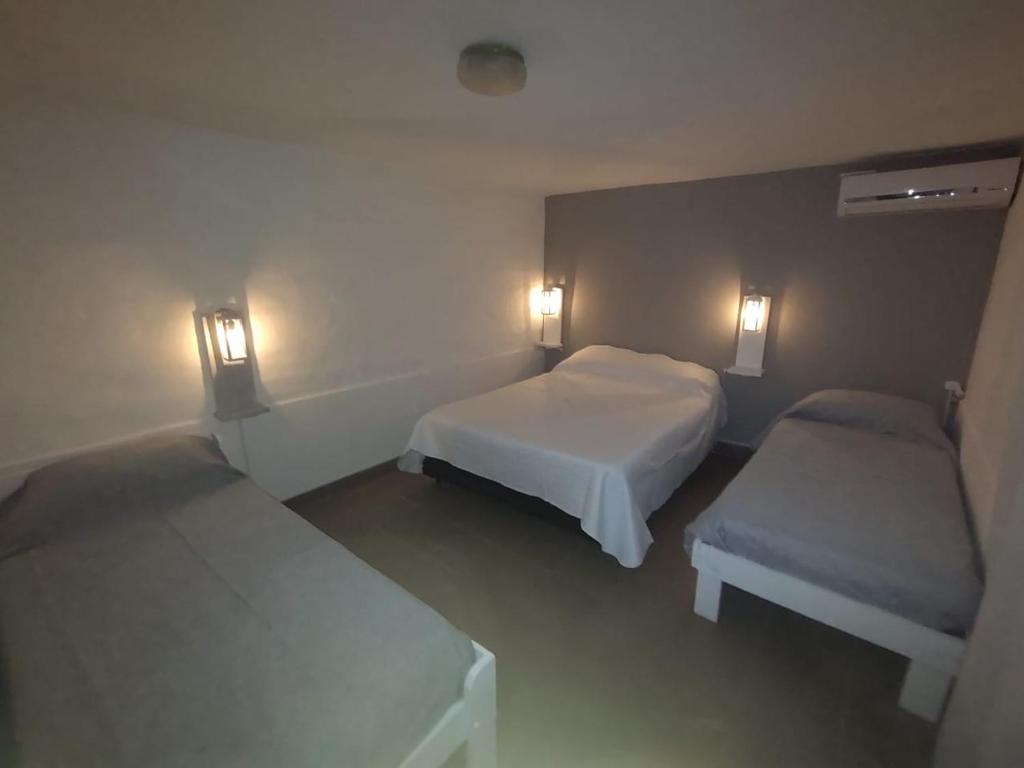 een hotelkamer met 2 bedden en verlichting aan de muur bij Quinti in La Rioja