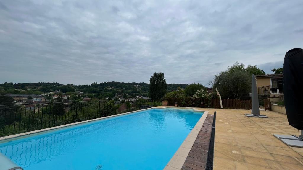 une grande piscine bleue installée sur un patio dans l'établissement Sarlat, 600 m à pied du centre historique, maison La Salamandre, à Sarlat-la-Canéda