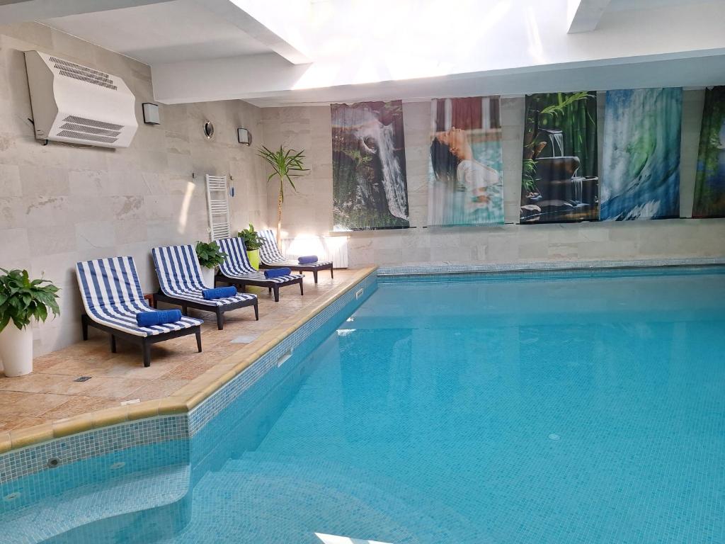 Bazén v ubytování Hotel Carpați nebo v jeho okolí