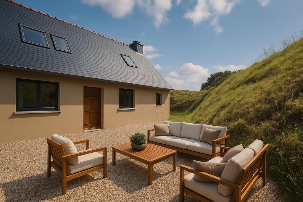 une terrasse avec deux chaises, un canapé et une table dans l'établissement Pen Bizien, à Ploëzal