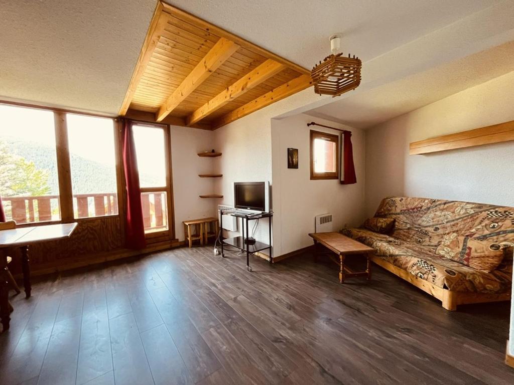 un salon avec un canapé et une télévision dans l'établissement Duplex 8 pers, skis aux pieds à Vallandry, proche centre, balcon - FR-1-757-128, à Landry
