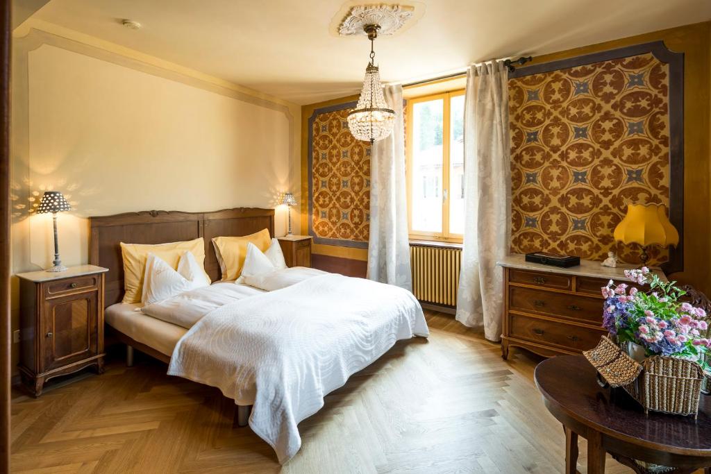 Postel nebo postele na pokoji v ubytování Swiss Historic & Garten Hotel Villa Carona