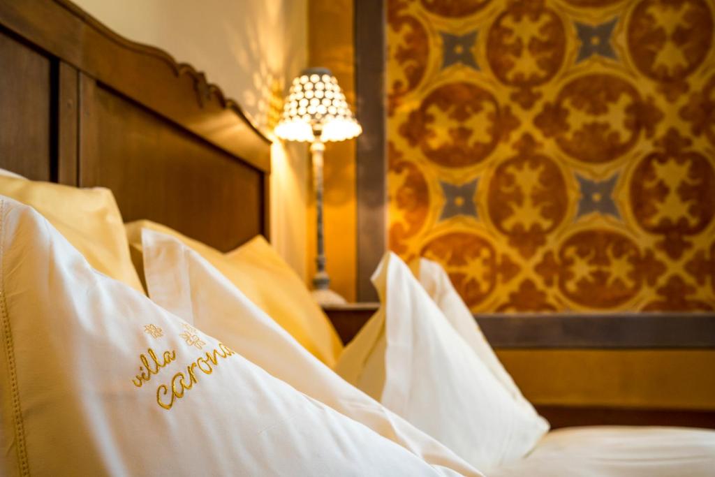 Postel nebo postele na pokoji v ubytování Swiss Historic & Garten Hotel Villa Carona