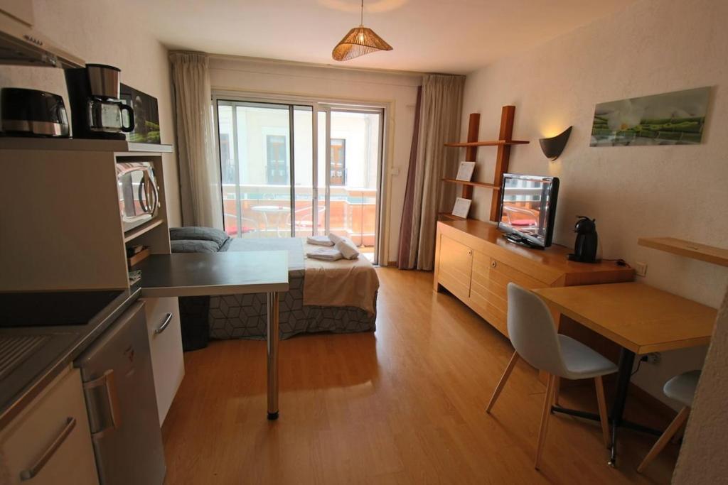 une chambre avec une cuisine et une chambre avec un lit dans l'établissement Studio 25 m2 Vendôme au cœur d'Aix-Les-Bains, balcon, à Aix-les-Bains