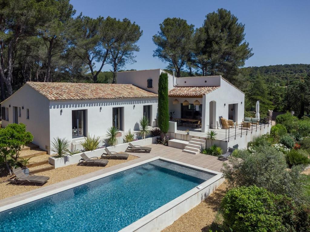 une villa avec piscine devant une maison dans l'établissement Magnifique Villa à 5 minutes d'Aix, à Aix-en-Provence