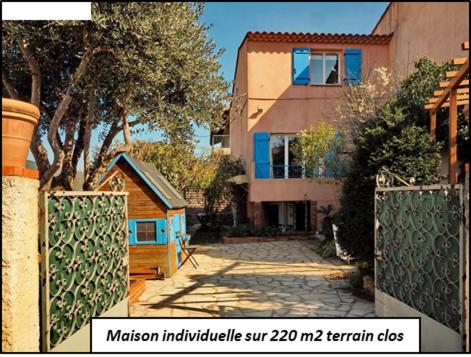 une maison avec un portail en face d'une maison dans l'établissement Maison pour vacances en famille, à La Seyne-sur-Mer