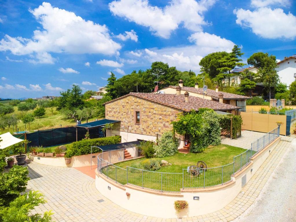 une image d'une maison avec une cour dans l'établissement La Casa Del Sole, à Casamaggiore