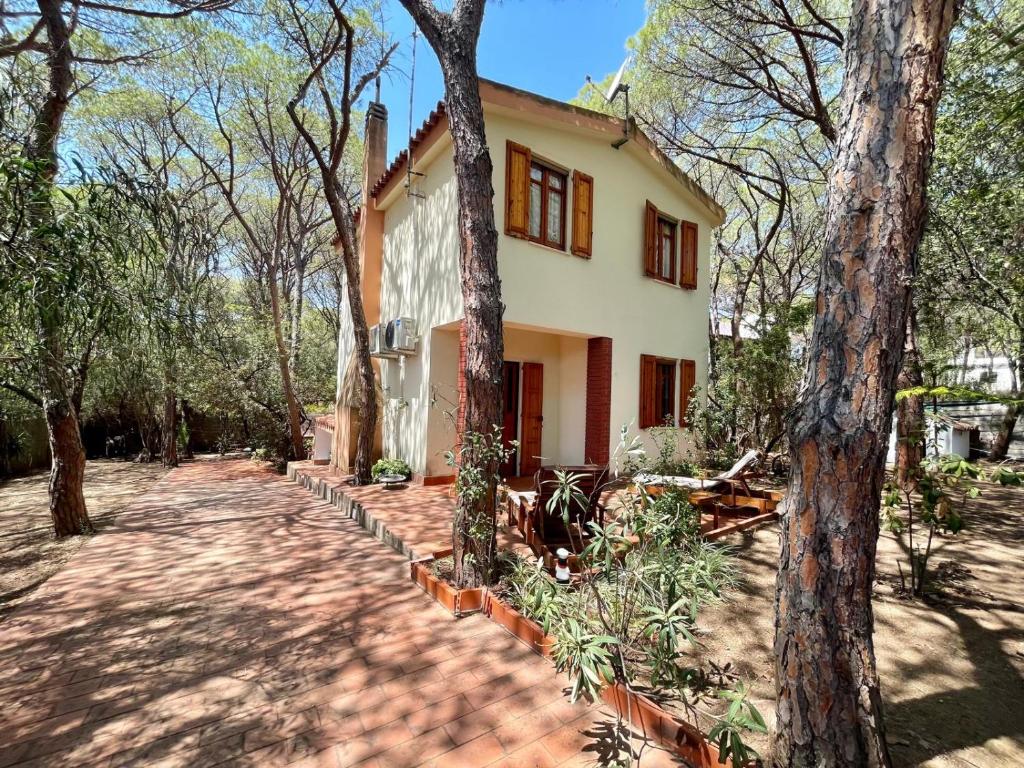 ein Haus mit Bäumen vor einer steinernen Einfahrt in der Unterkunft Villa Marina in Fort Village