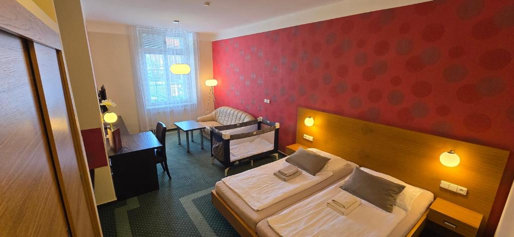 Una cama o camas en una habitación de Hotel Vacek Pod Věží