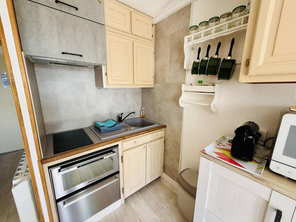 Kuchyňa alebo kuchynka v ubytovaní Studio Proche Plage avec Parking Privé, Secteur Falaises - FR-1-723-49