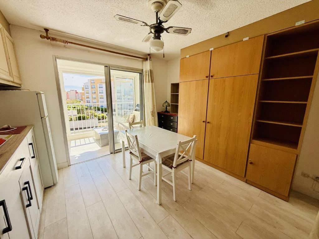 Kuchyňa alebo kuchynka v ubytovaní Studio Proche Plage avec Parking Privé, Secteur Falaises - FR-1-723-49