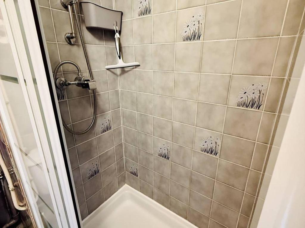 Kúpeľňa v ubytovaní Studio Proche Plage avec Parking Privé, Secteur Falaises - FR-1-723-49