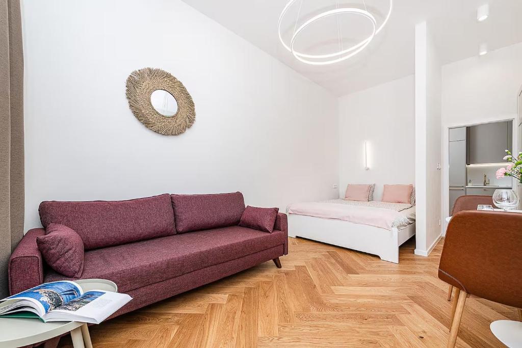 un salon avec un canapé violet et une table dans l'établissement Rudi Gare Perrache Ckeck in H24 WIFI, à Lyon