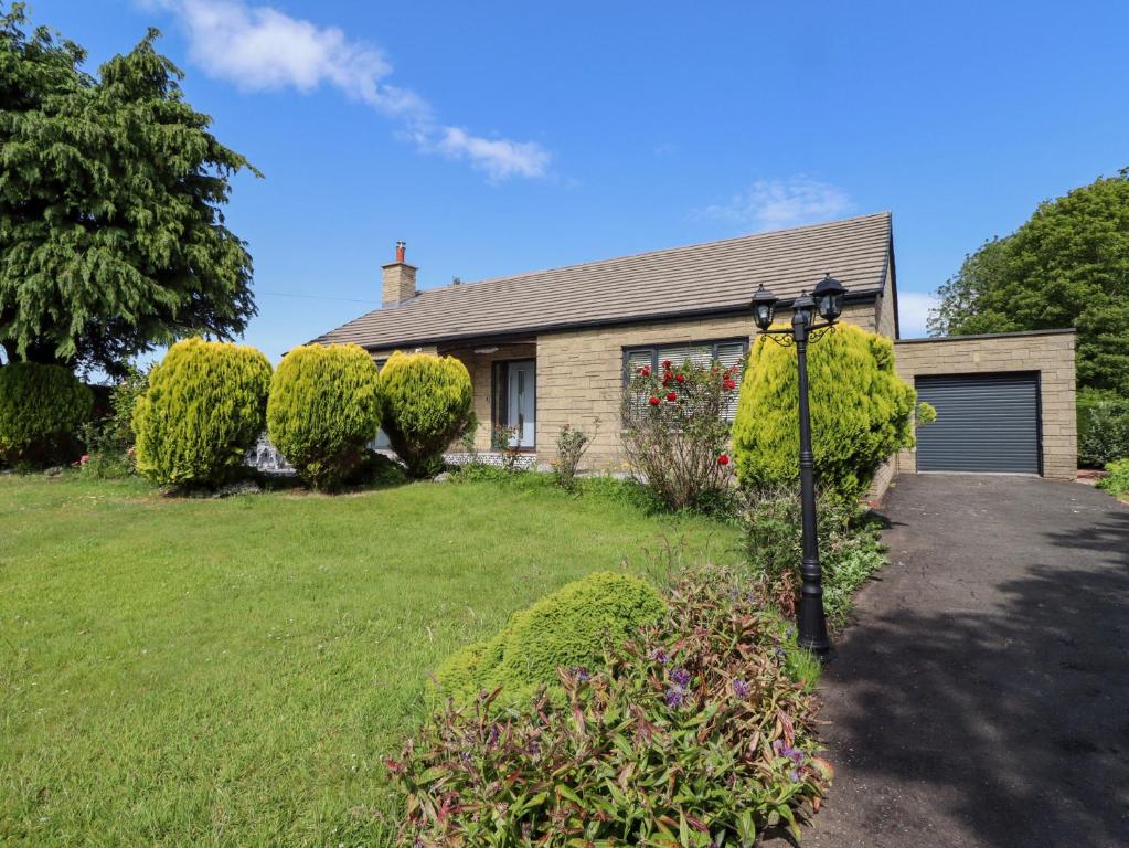une maison avec une cour et un garage dans l'établissement Rose Cottage, à Alnwick