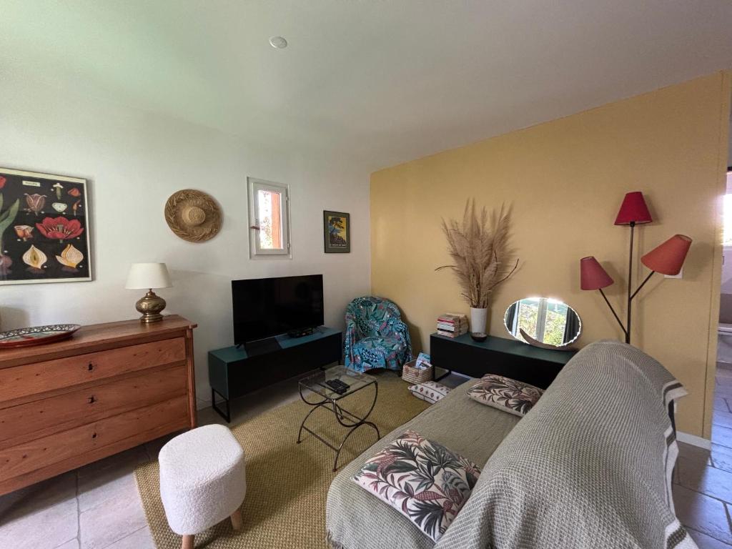 un salon avec un canapé et une télévision dans l'établissement Villa cappellina, à Bonifacio