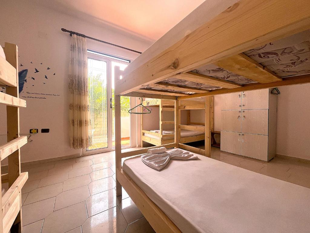 Postel nebo postele na pokoji v ubytování Old Beach Vlora Hostel
