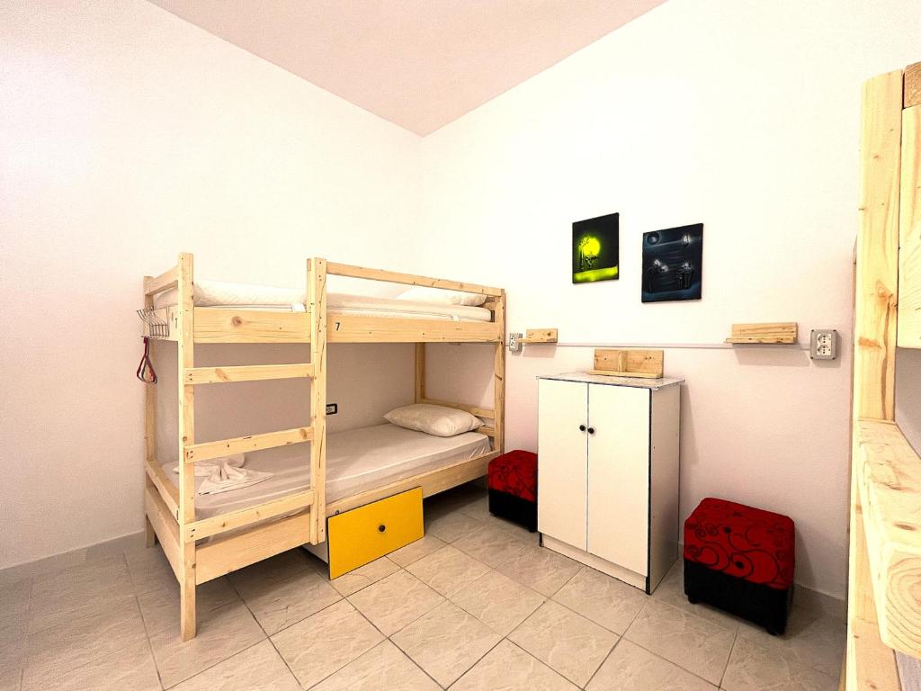 Postel nebo postele na pokoji v ubytování Old Beach Vlora Hostel