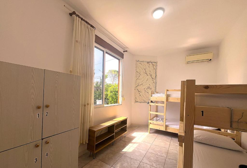 Postel nebo postele na pokoji v ubytování Old Beach Vlora Hostel