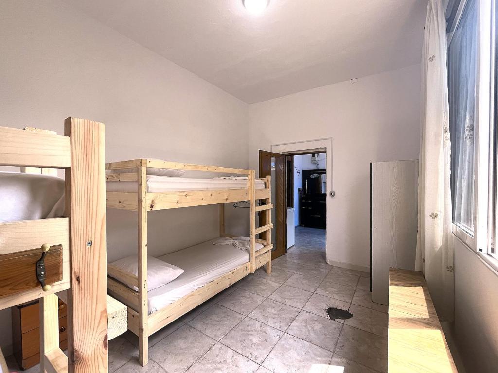 Postel nebo postele na pokoji v ubytování Old Beach Vlora Hostel