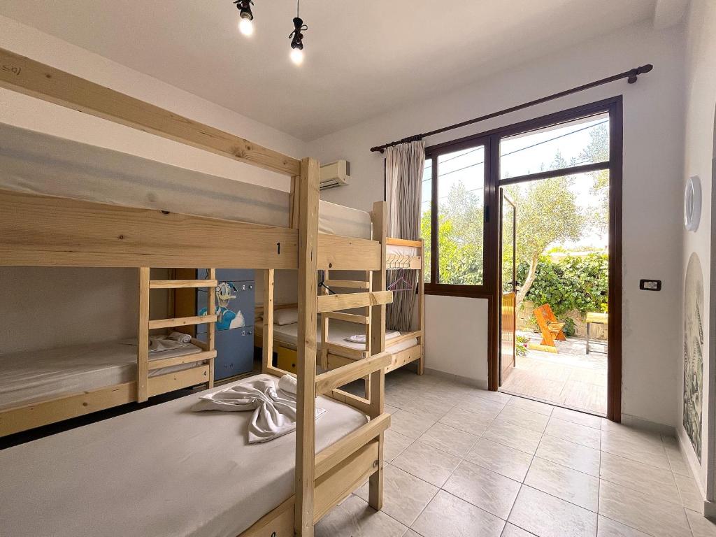Postel nebo postele na pokoji v ubytování Old Beach Vlora Hostel