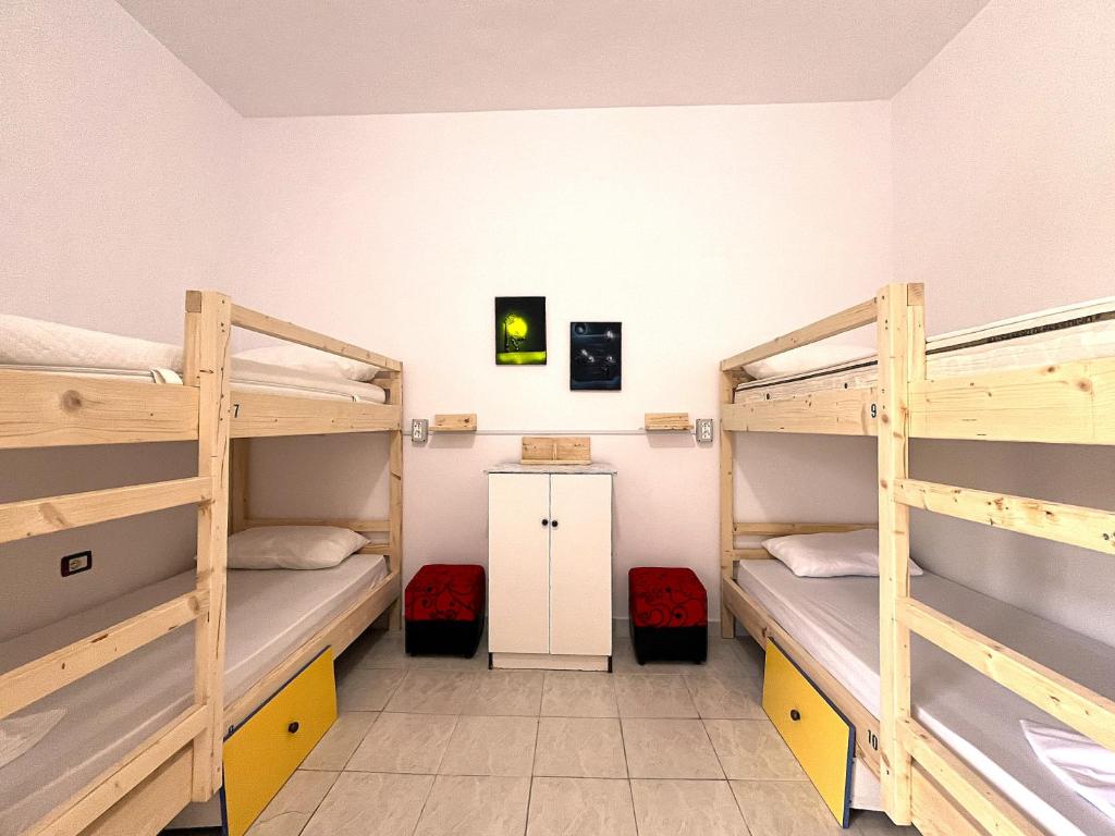 Postel nebo postele na pokoji v ubytování Old Beach Vlora Hostel