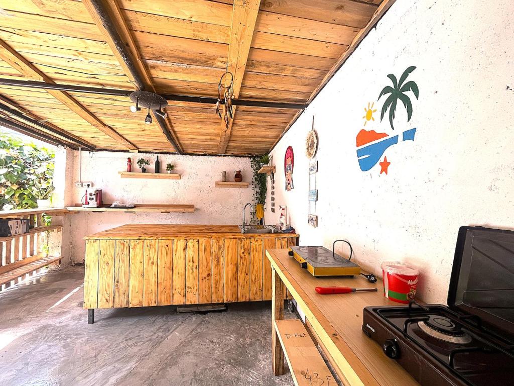 TV a/nebo společenská místnost v ubytování Old Beach Vlora Hostel