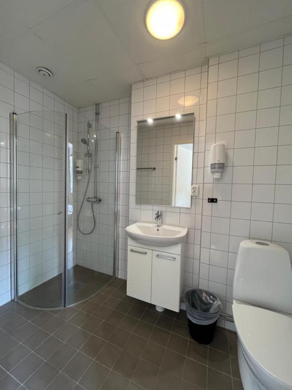 Koupelna v ubytování På Hörnet Hotell