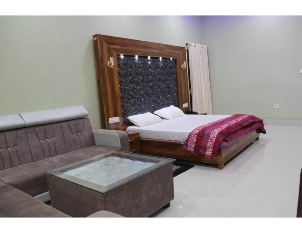 Postel nebo postele na pokoji v ubytování Hotel Chamba Dhanjeet Palace