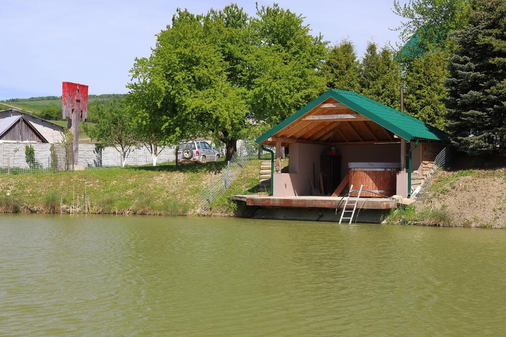 Výhled na řeku, která protéká v blízkosti penzionu