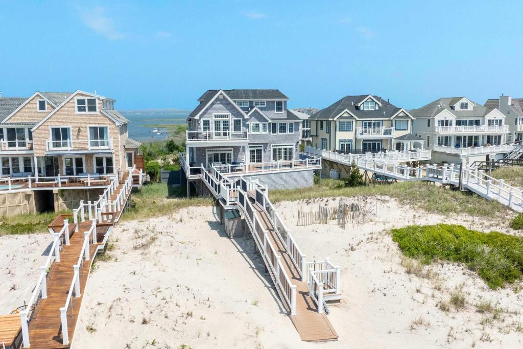 una fila di case in cima a una spiaggia di Dunecrest by RoveTravel - Family Oceanfront with Heated Pool a Westhampton Beach