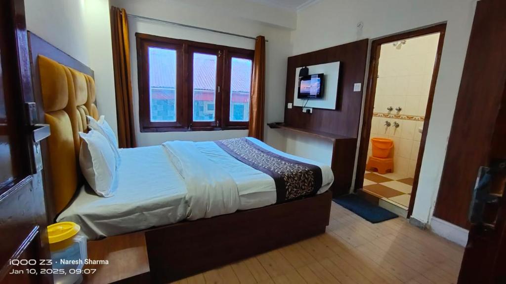Postel nebo postele na pokoji v ubytování Hotel Pankaj Simla