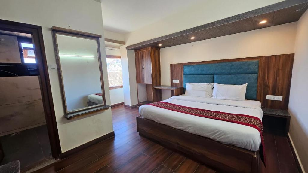 Postel nebo postele na pokoji v ubytování Hotel Pankaj Simla