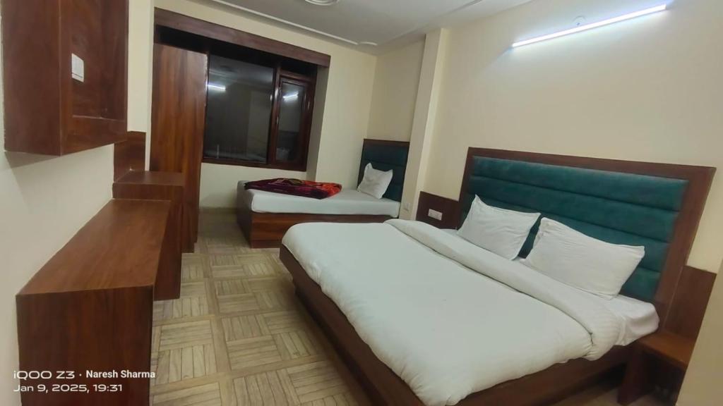 Postel nebo postele na pokoji v ubytování Hotel Pankaj Simla