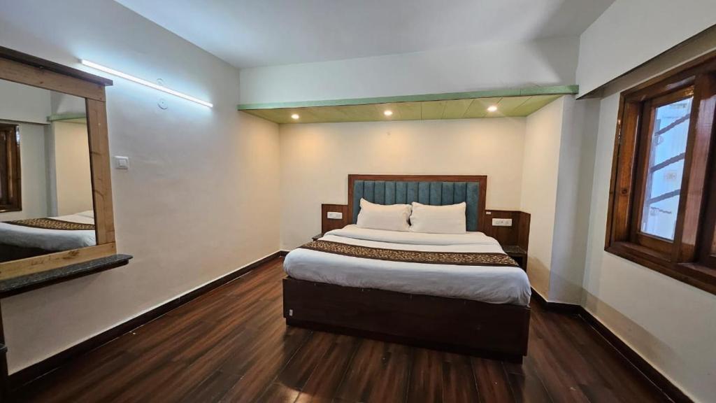 Postel nebo postele na pokoji v ubytování Hotel Pankaj Simla
