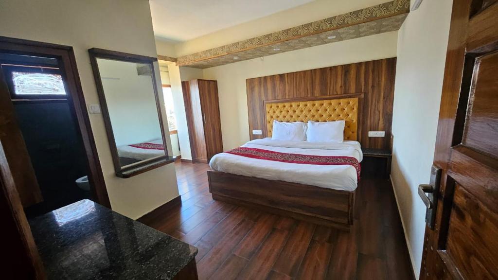 Postel nebo postele na pokoji v ubytování Hotel Pankaj Simla