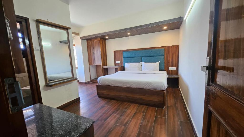 Postel nebo postele na pokoji v ubytování Hotel Pankaj Simla