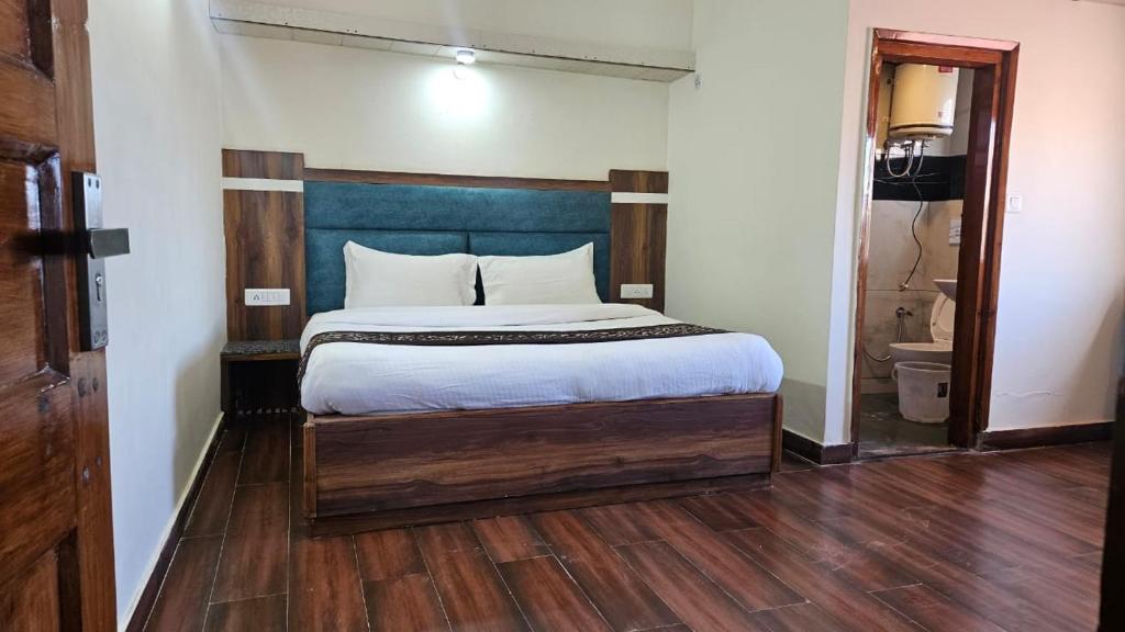 Postel nebo postele na pokoji v ubytování Hotel Pankaj Simla