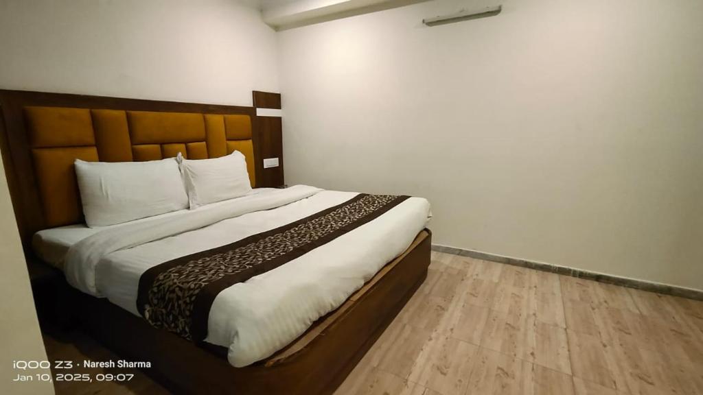 Postel nebo postele na pokoji v ubytování Hotel Pankaj Simla