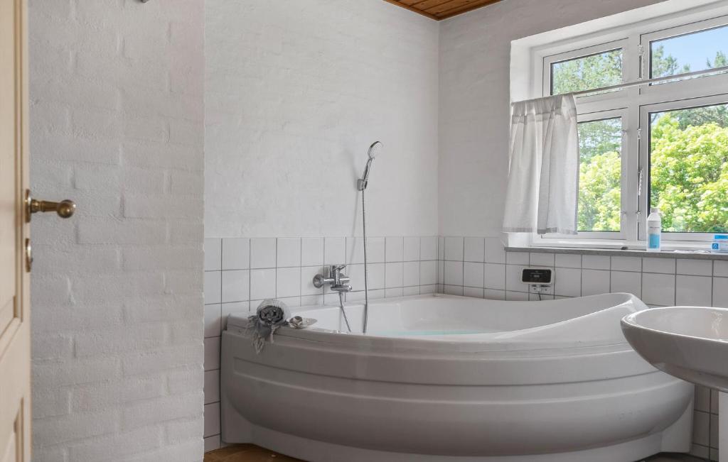 Koupelna v ubytování Stunning Home In Nykøbing M With Sauna