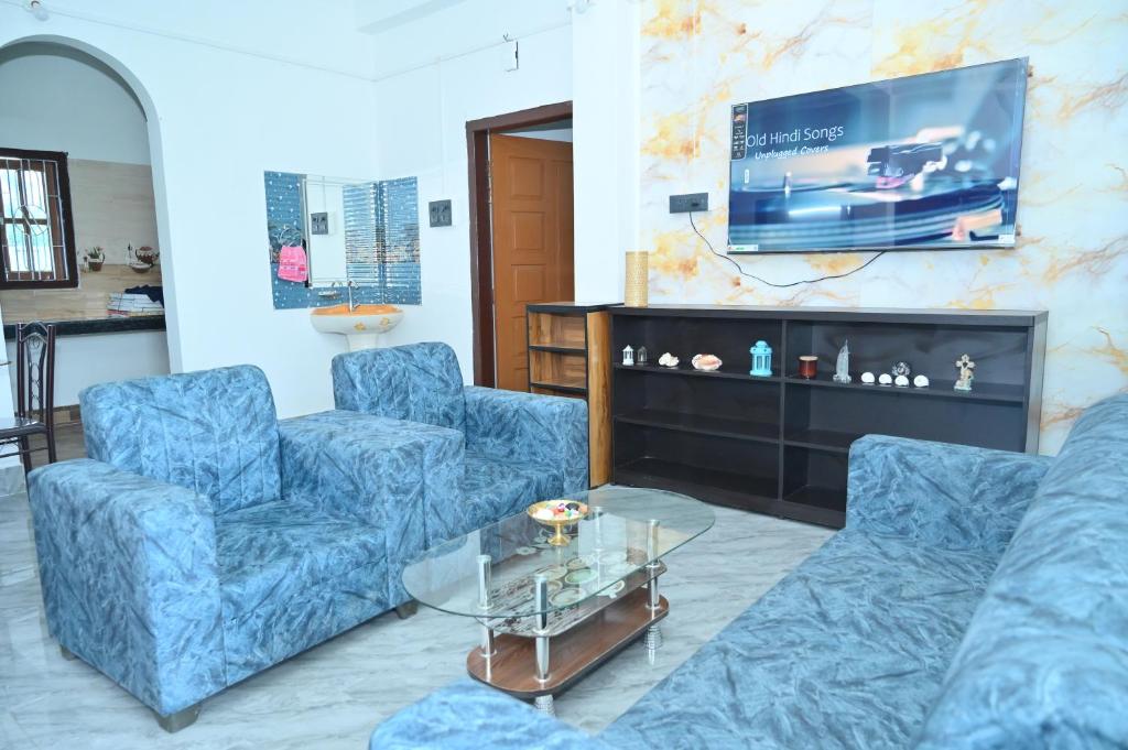 TV a/nebo společenská místnost v ubytování Rudra Homes